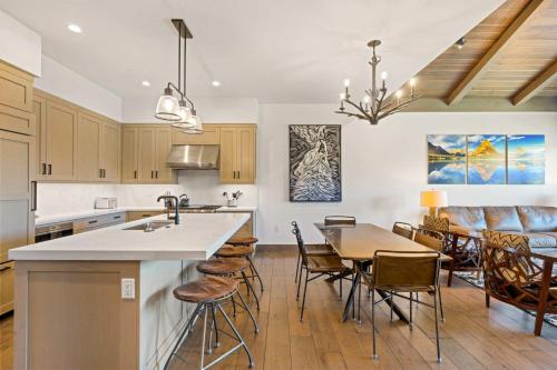 Kuchyň nebo kuchyňský kout v ubytování Moonlight Basin Retreat Ski-In Out Patio