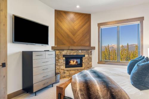 TV a/nebo společenská místnost v ubytování Moonlight Basin Retreat Ski-In Out Patio