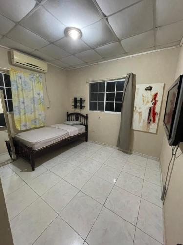 a room with a bed and a tv in it at Geos House in Los Santos