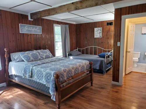 Postel nebo postele na pokoji v ubytování Large 3 bedroom Estate Pool