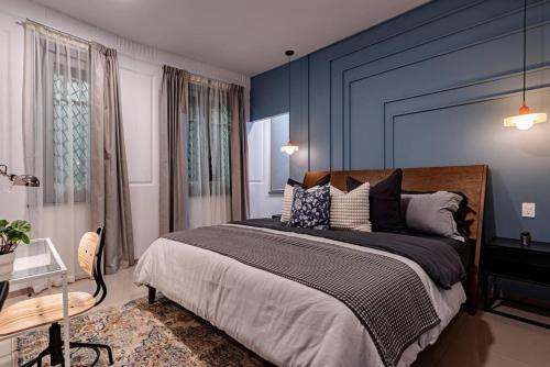 Ένα ή περισσότερα κρεβάτια σε δωμάτιο στο Luxury Roma Sur House with Rooftop Dining