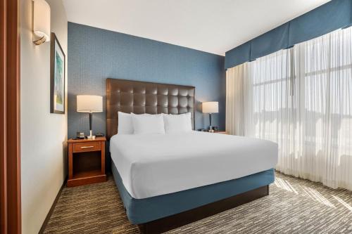 Drury Plaza Hotel Columbia East — Bedroom
