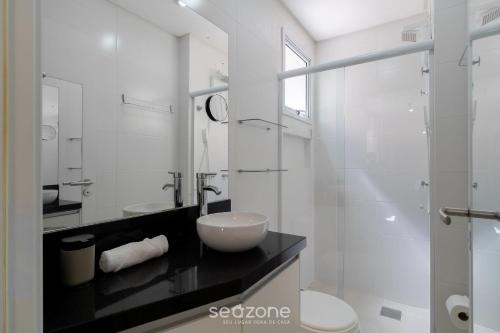 a bathroom with a sink and a toilet and a shower at Aptos completos em prédio com piscina a 850m da Praia no Centro de Floripa - RIIs in Florianópolis