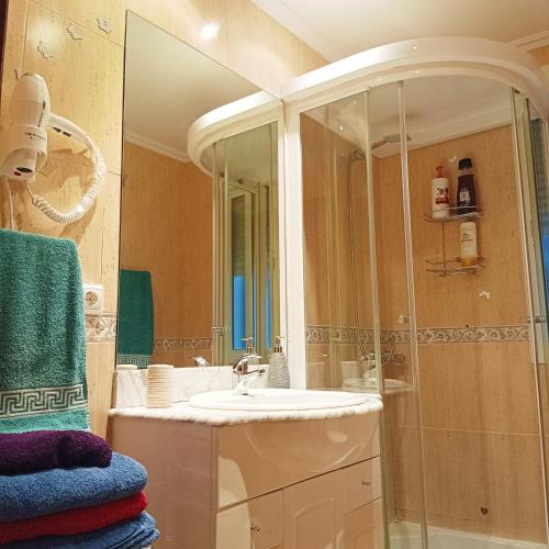 a bathroom with a sink and a large mirror at Almansasalud in Cazorla