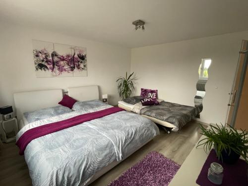 une chambre avec un grand lit et un canapé dans l'établissement Haus im Grünen, à Bad Zell