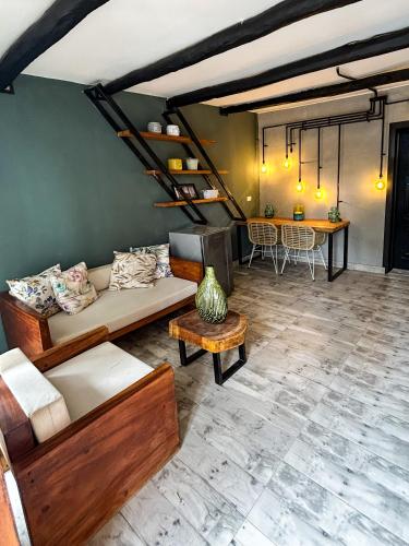 una sala de estar con un sofá y una mesa en Apartamento Pardo1945 TIPO INDUSTRIAL, en Mompós