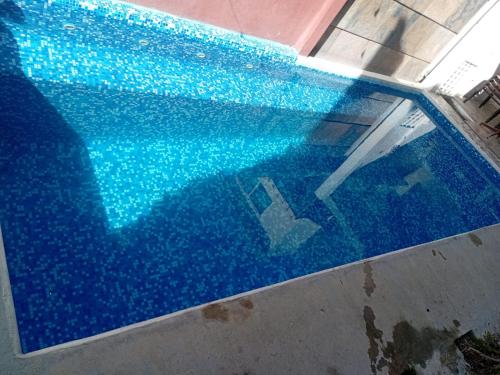 a close up of a blue swimming pool at Casa con alberca climatizada privada para 8 personas in Emiliano Zapata