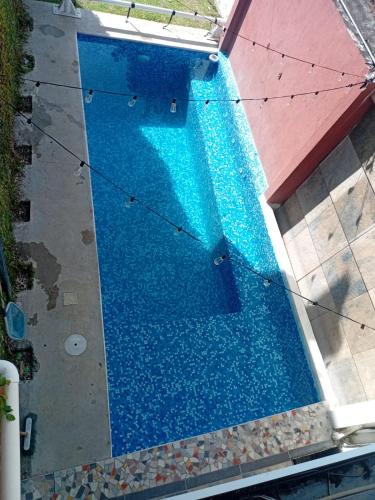 an overhead view of a swimming pool with blue water at Casa con alberca climatizada privada para 8 personas in Emiliano Zapata