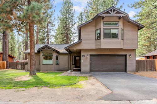 une maison avec un garage et un arbre dans l'établissement HCH0946 - Angora Retreat home, à South Lake Tahoe