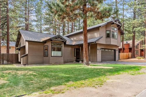 une maison avec un arbre dans la cour dans l'établissement HCH0946 - Angora Retreat home, à South Lake Tahoe