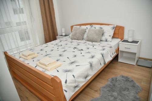 a small bedroom with a bed with at Apartman Dimić, Vrnjačka Banja in Vrnjačka Banja