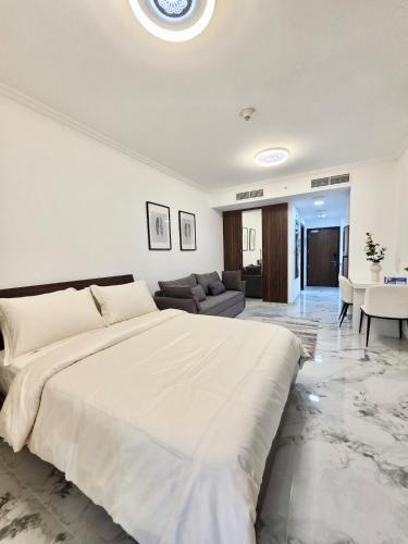 Luxury Studio in JLT near Metro & Lake View