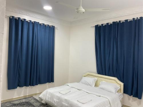 Postel nebo postele na pokoji v ubytování إطلالة غروب الشمس