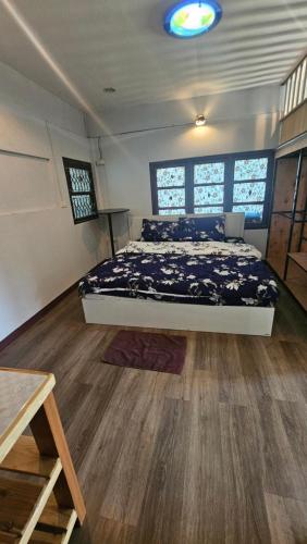 une chambre avec un grand lit dans une pièce avec parquet dans l'établissement Baan Suan Resort Doisaket 2, à Ban Tha