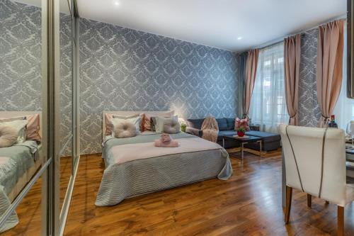 3 min from the main Railway station
