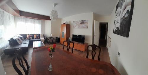 ein Wohnzimmer mit Sofa und Tisch in der Unterkunft Apartamentos Maliayo A in Villaviciosa