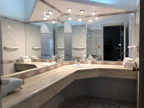a bathroom with two sinks and a large mirror at Hotel Durazno in Durazno