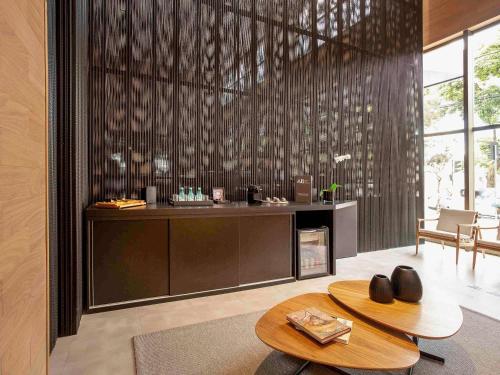 a living room with a table and a counter at Mercure Belo Horizonte Lourdes in Belo Horizonte