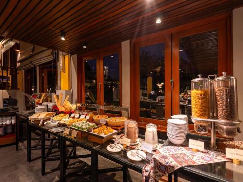 un buffet de comida en el restaurante en Mercure Kuta Bali, en Kuta