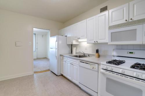 Kuchyň nebo kuchyňský kout v ubytování Stylish Apt - Gym & Prime Location