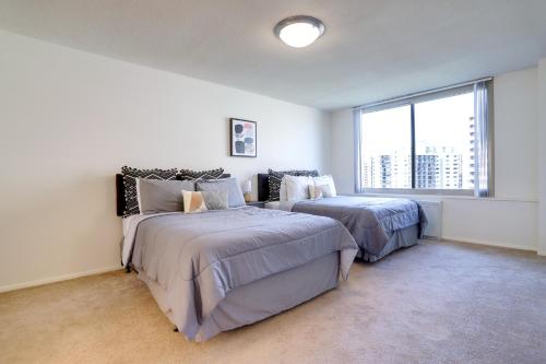 Postel nebo postele na pokoji v ubytování Stylish Apt - Gym & Prime Location