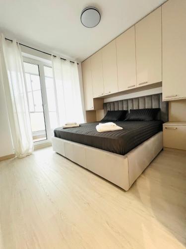 a bedroom with a large bed in a room at Richy North in Voluntari