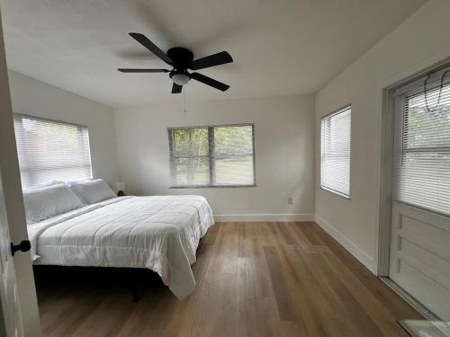 Un dormitorio con una cama y un ventilador de techo. en Renovated Ocala Home Perfect for Families, en Ocala