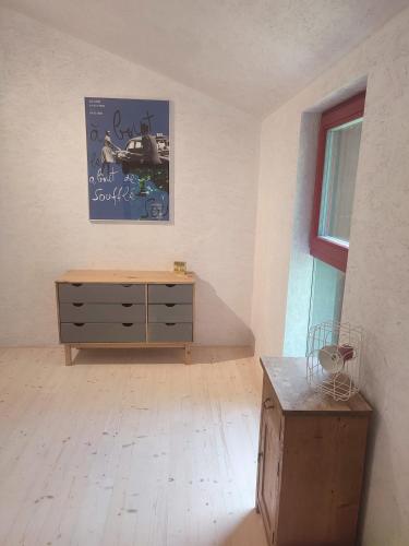 a room with a dresser and a picture on the wall at Romantický domek Slapy in Brunšov