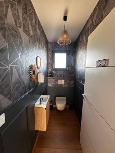a bathroom with a toilet and a sink at Chambres modernes avec salle de bain privative in Saint-Pierre-du-Mont