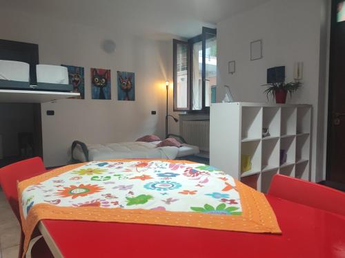 a living room with a table and chairs and a kitchen at Leo House in Trezzo sullʼAdda