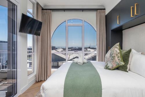 En eller flere senge i et værelse på Studio with Signal Hill & Ocean Views