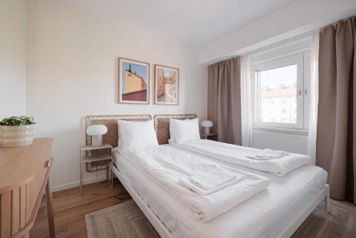 Una cama o camas en una habitación de Top-floor Sofo Flat