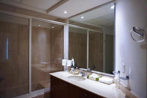 Ένα μπάνιο στο 2 Bed 2 Bath, plus one den at Playa Royale Condo 3508, Free WIFI