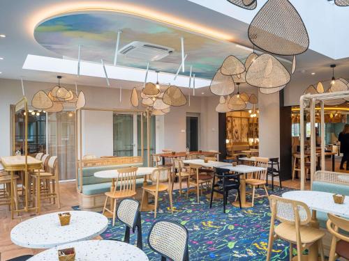 a dining room with tables and chairs and a cafeteria at ibis Styles Pontivy centre Bretagne in Pontivy