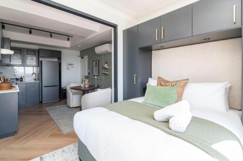 Kuchyň nebo kuchyňský kout v ubytování Chic Studio with Cape Town City Views