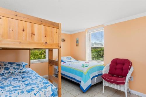Katil atau katil-katil dalam bilik di By The Beach by Emerald Isle Realty