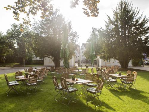 希尔德斯海姆NOVOTEL Hildesheim City的草上一组桌椅