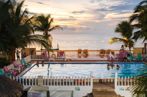 a pool at a resort with people in the water at Apartamento en condominio frente al mar #29 in Tolú