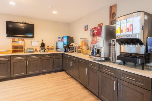 Una cocina con una encimera y una cafetera encima. en The Westfield Inn, BW Signature Collection, en Westfield