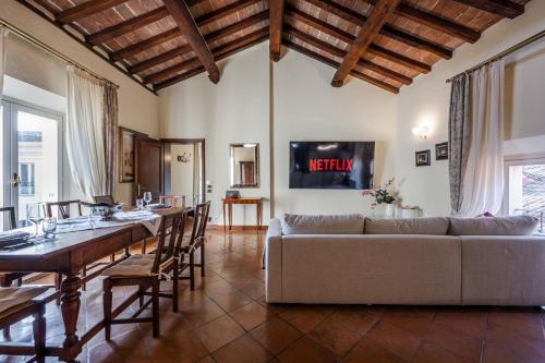 een woonkamer met een bank en een tafel bij Lusso in Centro - Parking, 9 Persone, 200mq, 3 Bagni in Modena