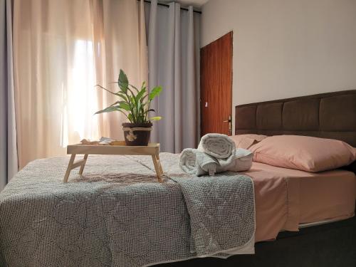 Ένα ή περισσότερα κρεβάτια σε δωμάτιο στο Pousada Céu de Viracopos, quarto individual c banheiro 8 min do aeroporto