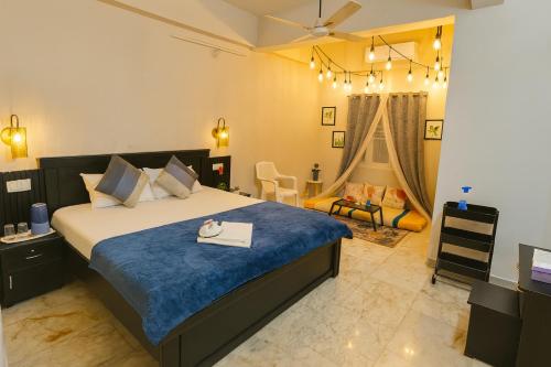 Giường trong phòng chung tại Hidden Gem - Private 1BHK, Fully Furnished Elegant Stay with Indoor Canopy & Fast Wi-Fi