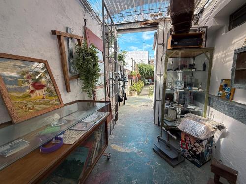 Una habitación con una tienda con mostradores de cristal. en La Redacción Apartamentos, en San Pedro
