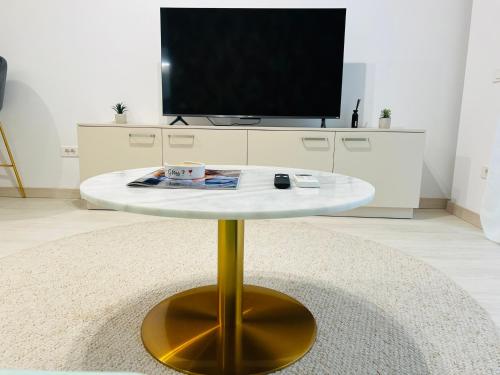 a coffee table in a living room with a tv at Richy North in Voluntari