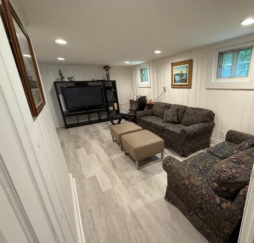 a living room with couches and a flat screen tv at Alegrya-1 in Mount Rainier