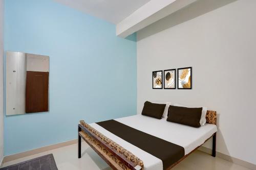 Ένα ή περισσότερα κρεβάτια σε δωμάτιο στο SPOT ON New Hamsafar