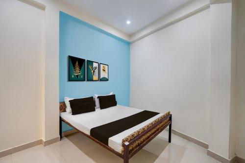 Ένα ή περισσότερα κρεβάτια σε δωμάτιο στο SPOT ON New Hamsafar