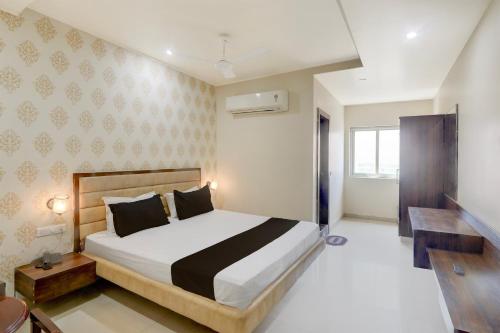 Postel nebo postele na pokoji v ubytování Hotel O GSP Grand