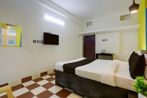 a bedroom with a bed and a tv on the wall at Hotel O Rose Inn in Bālianta