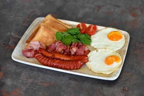 ビトラにあるVilla PIONERSKIの朝食用の食品(卵ソーセージ、トースト付)